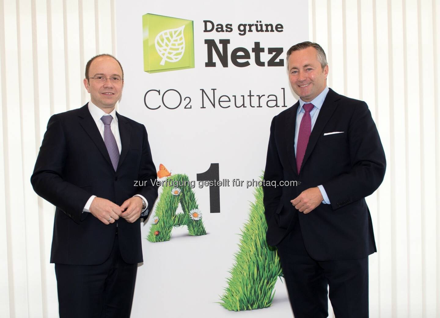 Alexander Sperl (A1 Vorstand Marketing, Vertrieb und Service) und Hannes Ametsreiter (Generaldirektor A1 und Telekom Austria Group) präsentieren A1: Das erste grüne Netz Österreichs - 100 % CO2 neutral (Bild: A1 Telekom Austria AG/APA-Fotoservice/Hörmandinger)