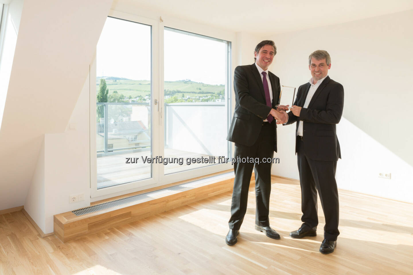 Andreas Holler (Buwog-Geschäftsführer), Martin Prober (Prokurist Premium) - Buwog übergibt Projekt in Döbling an Premium Immobilien AG (Bild: Buwog/Stephan Huger)