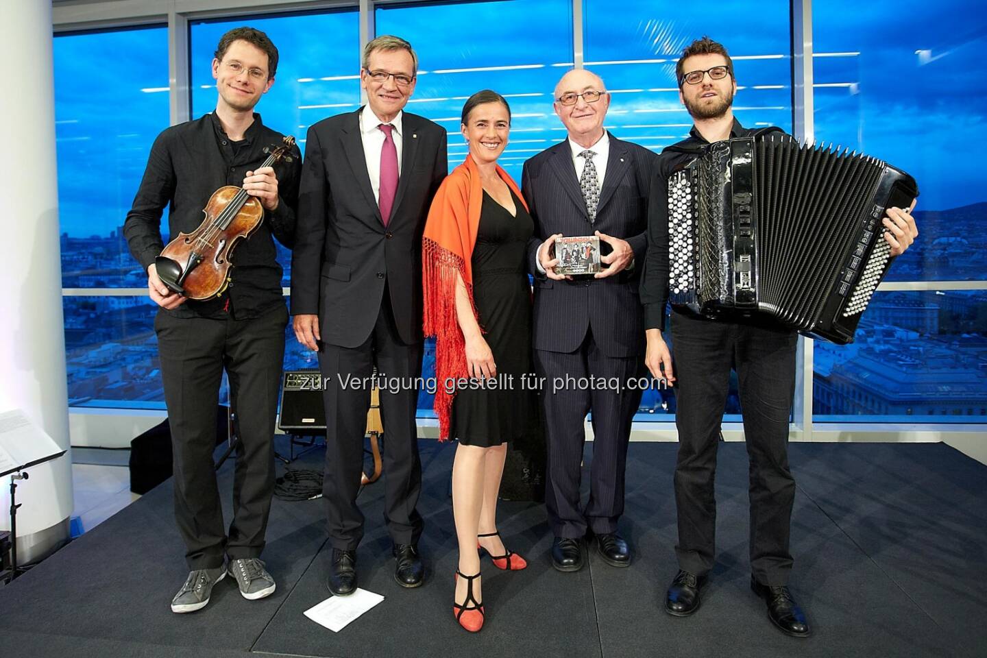 Klemens Bittmann (Folksmilch - Geige & Mandola), Robert Lasshofer (Generaldirektor Wiener Städtische Versicherung), Mercedes Echerer (Entertainerin), Günter Geyer (Generaldirektor Wiener Städtische Versicherungsverein), Christian Bakanic (Folksmilch - Akkordeon & Cajon): Günter Geyer lud zu einer literarisch-musikalischen Reise entlang der Donau. Schauspielerin Mercedes Echerer präsentierte gemeinsam mit dem Acoustic Trio Folksmilch ein Potpourri aus Liedern und Geschichten der Region zwischen Schwarzwald und Schwarzem Meer.