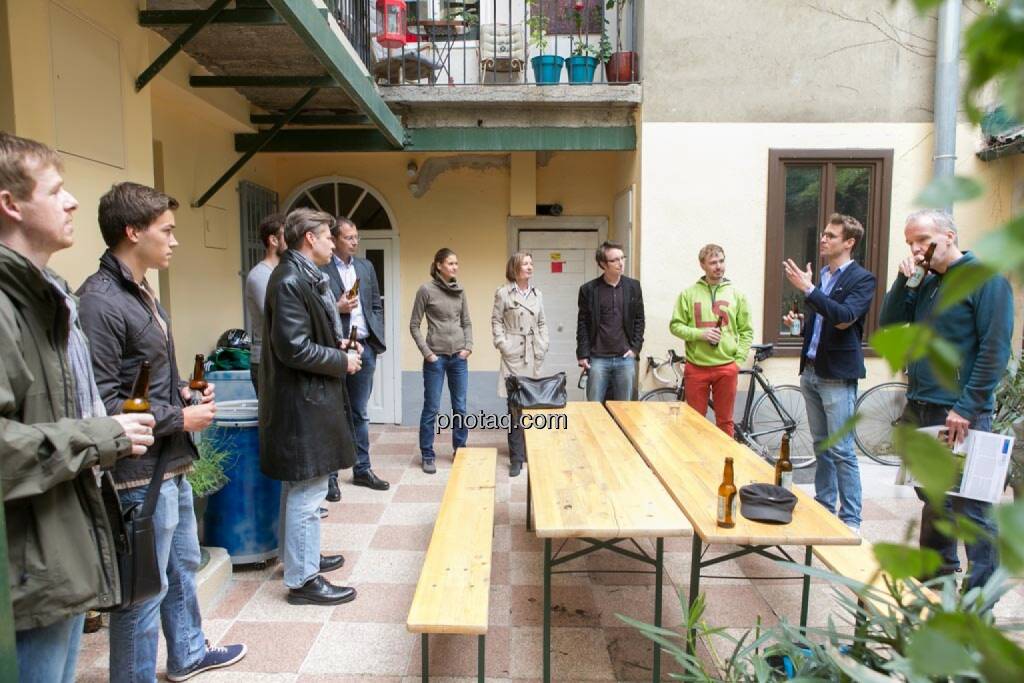 Christian-Hendrik Knappe (Deutsche Bank), Gerald Pollak (Sieger der YPD-Challenge von ServusTV ), Robert Gillinger (Börse Express), Wolfgang Siegl-Cachedenier (startupps.net), Christina Oehler (wikifolio), Doris Gstatter (IR & mehr), Daniel K. (Praktikantenaspirant), Thomas Hapala (wikifolio), Constantin Simon (Nixe), Christian Drastil, © finanzmarktfoto.at/Martina Draper (15.05.2014)