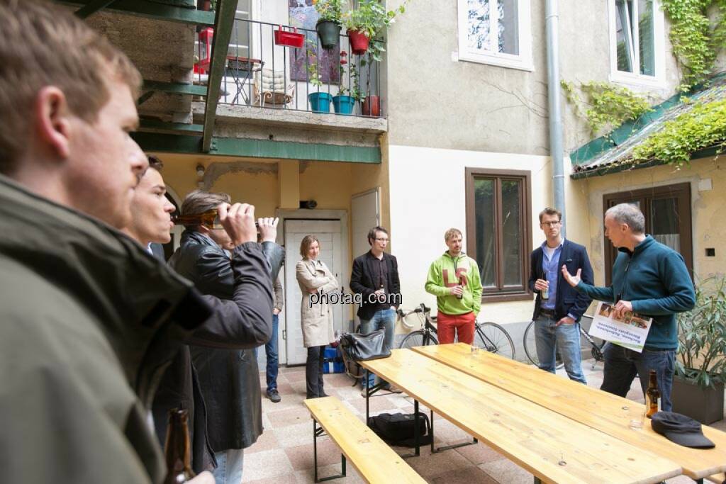 Christian-Hendrik Knappe, Gerald Pollak (Sieger der YPD-Challenge von ServusTV ), Robert Gillinger (Börse Express), Wolfgang Siegl-Cachedenier (startupps.net), Christina Oehler (wikifolio), Doris Gstatter (IR & mehr), Daniel K. (Praktikantenaspirant), Thomas Hapala (wikifolio), Constantin Simon (Nixe), Christian Drastil, © finanzmarktfoto.at/Martina Draper (15.05.2014) 