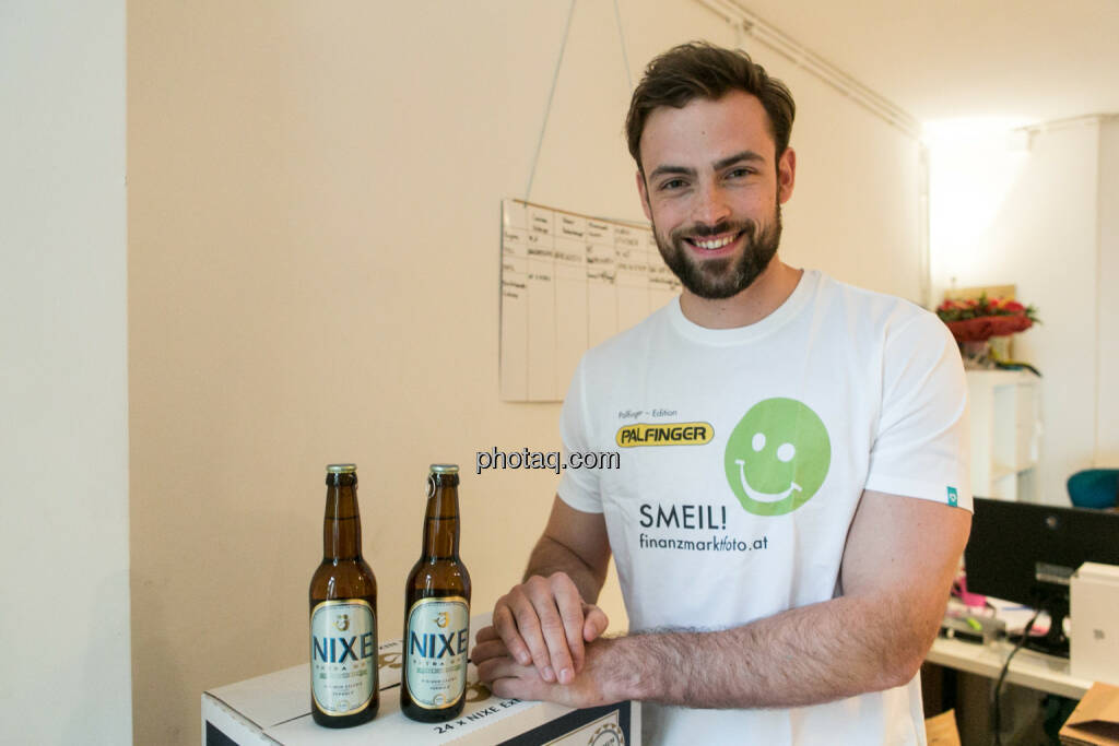 Artur Zolkiewicz (Nixe) - Bier-Muskel-Smeil, Smeil Shirt in der Palfinger edition, siehe auch http://finanzmarktfoto.at/page/index/374/smeil#bild_19851
, © finanzmarktfoto.at/Martina Draper (15.05.2014) 