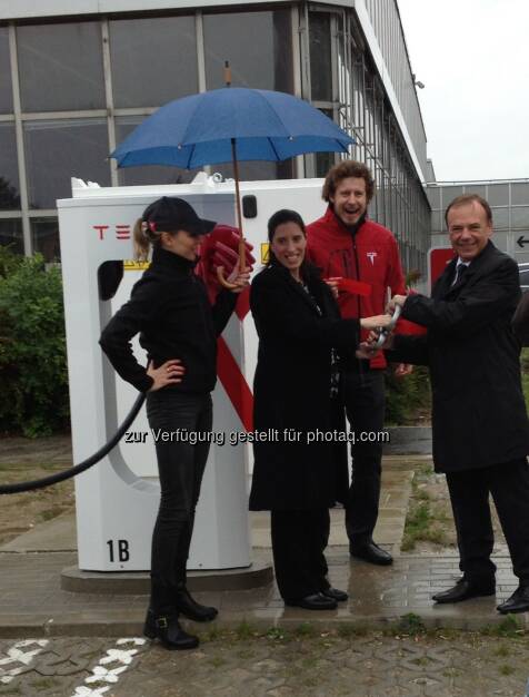 Bezirksvorsteher Gerald Bischof, Stephanie Lyons von der amerikanischen Botschaft und Daniel Hammerl, Country Director Tesla Österreich eröffnen die zweite Supercharger Station Österreichs im Tech Park Vienna. (Bild: Tesla Motors) (16.05.2014) 