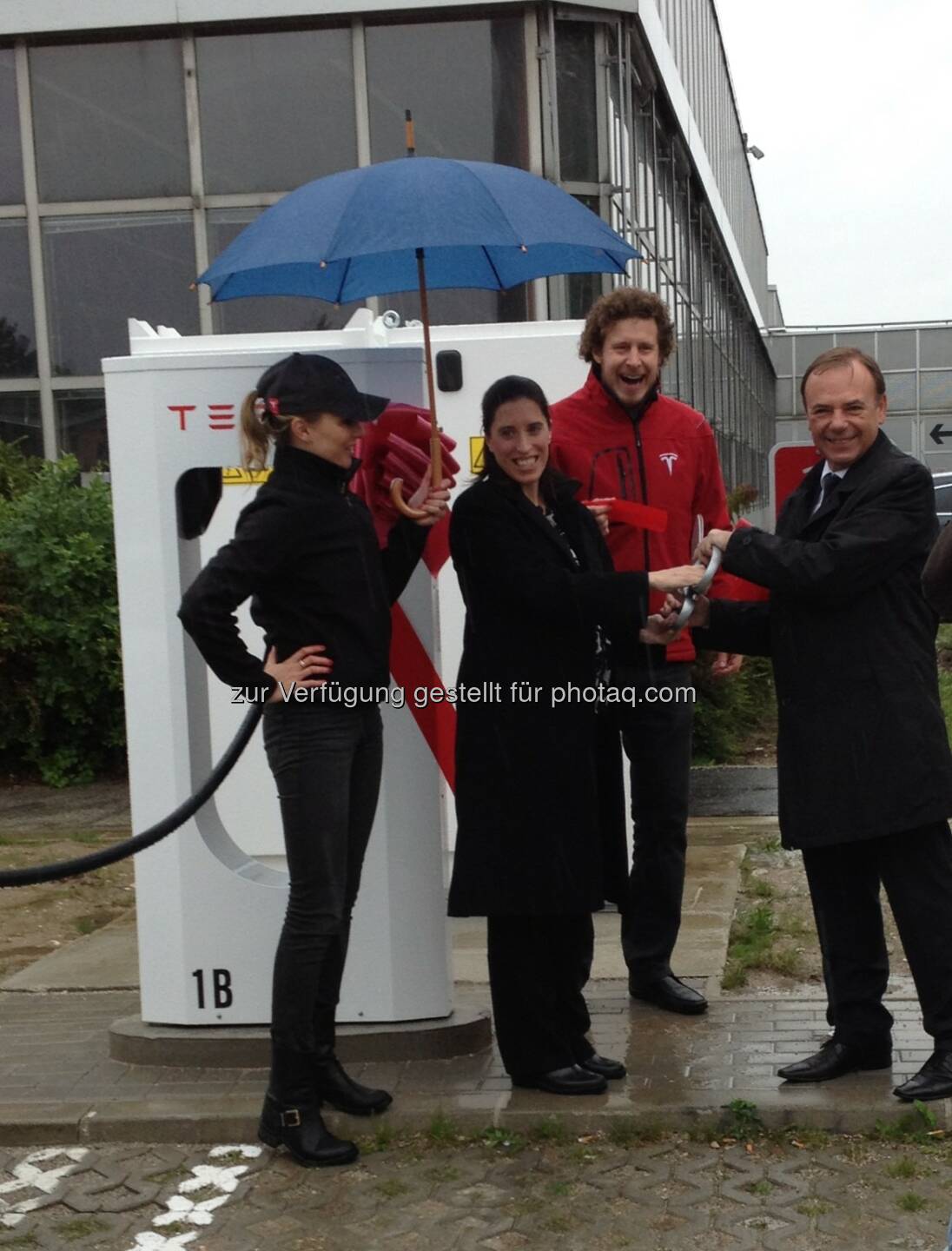 Bezirksvorsteher Gerald Bischof, Stephanie Lyons von der amerikanischen Botschaft und Daniel Hammerl, Country Director Tesla Österreich eröffnen die zweite Supercharger Station Österreichs im Tech Park Vienna. (Bild: Tesla Motors)