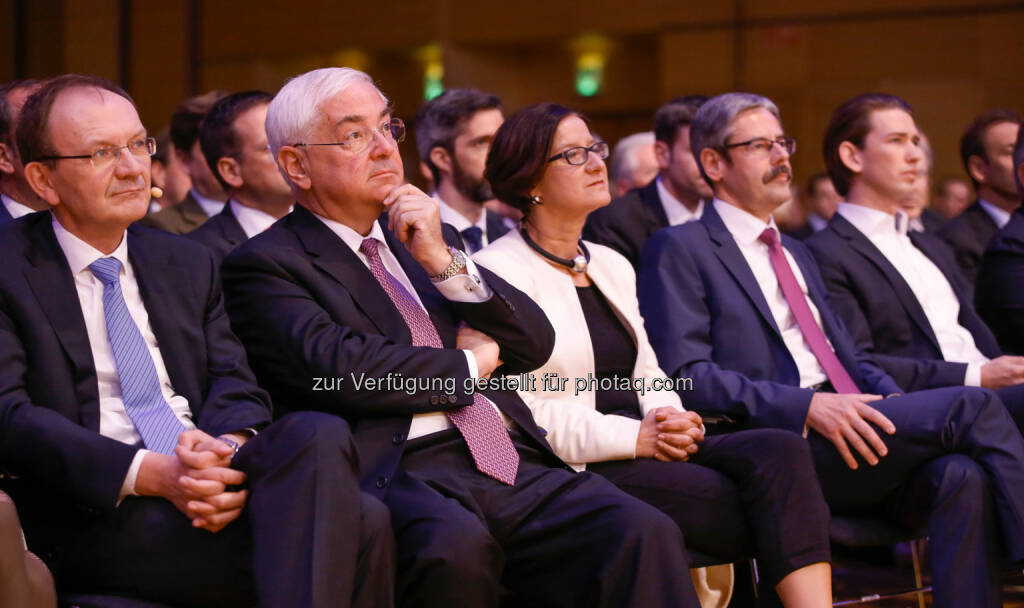 Klaus Buchleitner (Raiffeisen-Holding und Raiffeisenlandesbank NÖ-Wien), Walter Rothensteiner (Generalanwalt), BM Johanna Mikl-Leitner, Erwin Hameseder (Obmann der Raiffeisen-Holding NÖ-Wien), BM Sebastian Kurz - Raiffeisen NÖ-Wien lud zur Jahrestagung 2014 unter dem Motto: Chancen durch Mut (Bild: Roland Rudolph) (16.05.2014) 