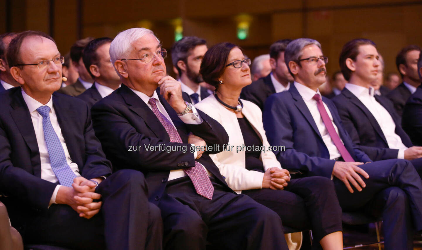 Klaus Buchleitner (Raiffeisen-Holding und Raiffeisenlandesbank NÖ-Wien), Walter Rothensteiner (Generalanwalt), BM Johanna Mikl-Leitner, Erwin Hameseder (Obmann der Raiffeisen-Holding NÖ-Wien), BM Sebastian Kurz - Raiffeisen NÖ-Wien lud zur Jahrestagung 2014 unter dem Motto: Chancen durch Mut (Bild: Roland Rudolph)