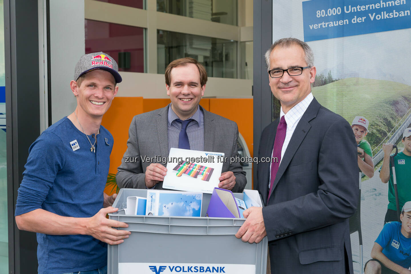 Thomas Morgenstern, Andreas Ledwinka (Filialleiter), Dir. Wolfgang Layr (Vorstand) freuen sich über den neuen Standort der Volksbank Wien-Baden Filiale in Hietzing (Bild: Volksbank Wien-Baden/Ludwig Schedl)