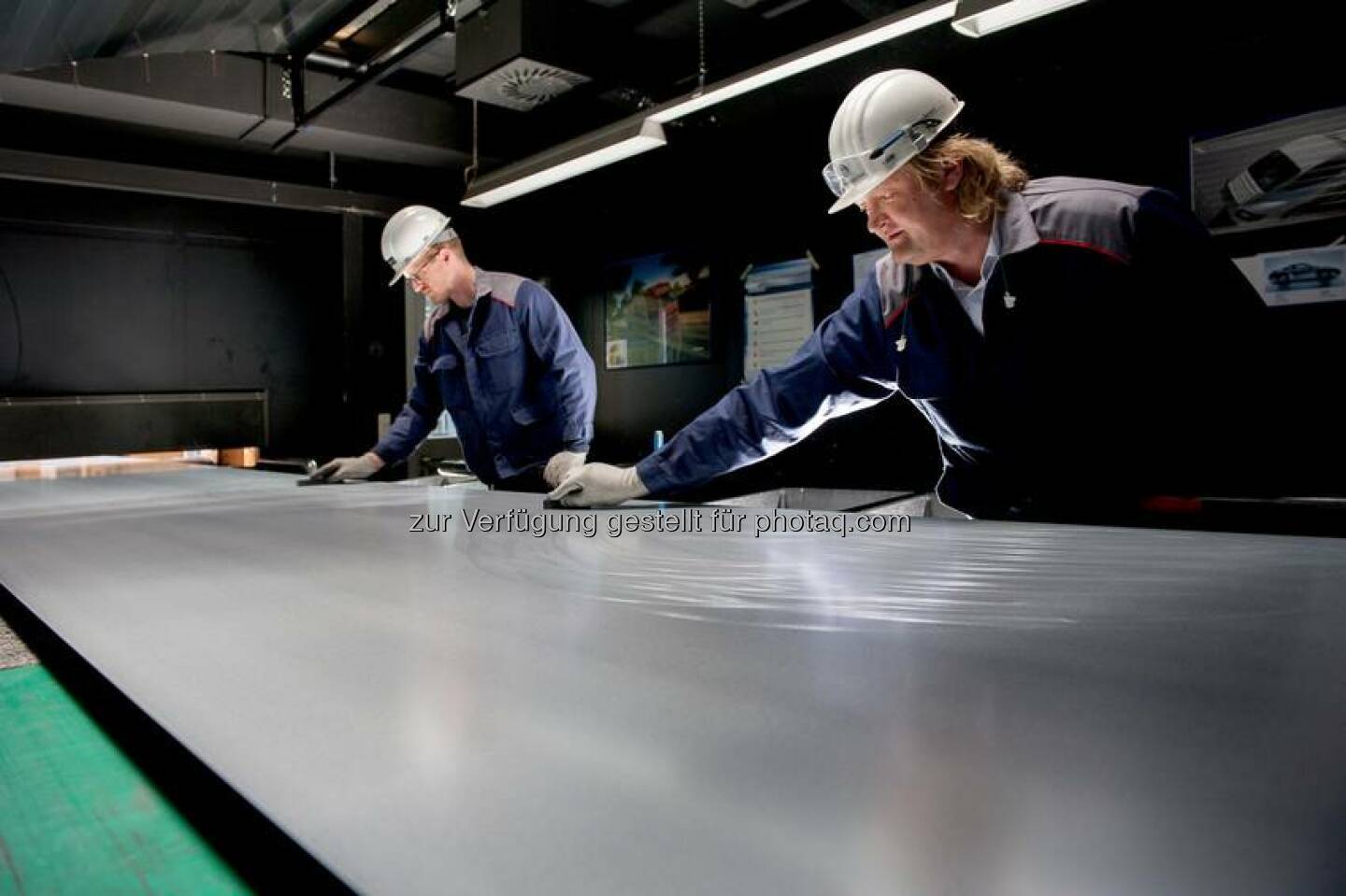 WELTPREMIERE: Die neuen Zink-Magnesium-Beschichtungen ZM EcoProtect und ZM PrimeProtect von ThyssenKrupp Steel Europe bieten erstmals Rundum-Schutz für die gesamte Autokarosserie. Die Kombination aus Zink und Magnesium bietet einen deutlich höheren Korrosionsschutz als reine Zink-Überzüge. Das heißt im Umkehrschluss: Die Dicke der Beschichtung kann um etwa ein Drittel reduziert werden. http://bit.ly/1iD02mQ  Source: http://facebook.com/ThyssenKruppCareer