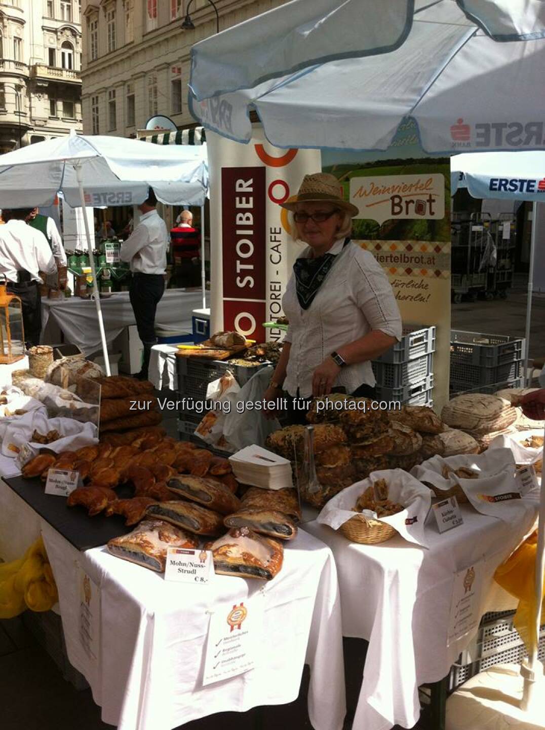 Stände und Kulinarisches vor der Erste Bank am Graben  Source: http://facebook.com/erstebank