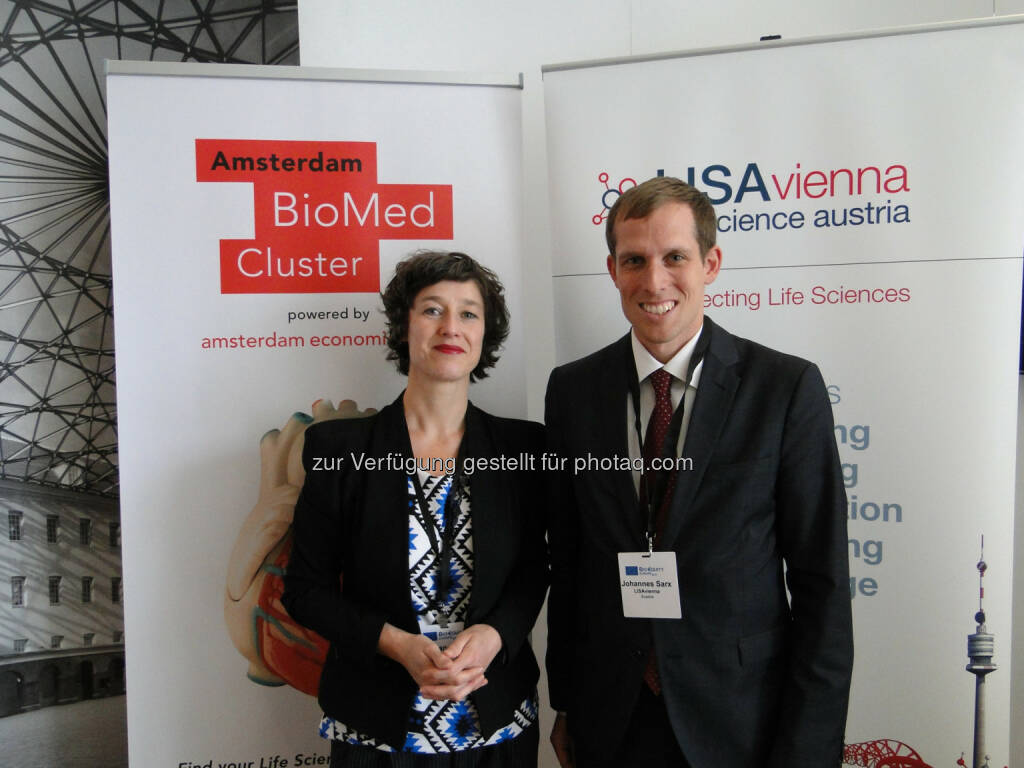 Johannes Sarx (Leiter des Programms Life Science Austria in der aws und Co-Geschäftsführer von LISAvienna) mit Sandra Migchielsen (Cluster Manager Life Sciences & Health beim Amsterdam BioMed Cluster, Amsterdam Economic Board, dem diesjährigen Host der BioEquity) bei der gestrigen Staffelübergabe in Amsterdam (c) OTS (26.05.2014) 