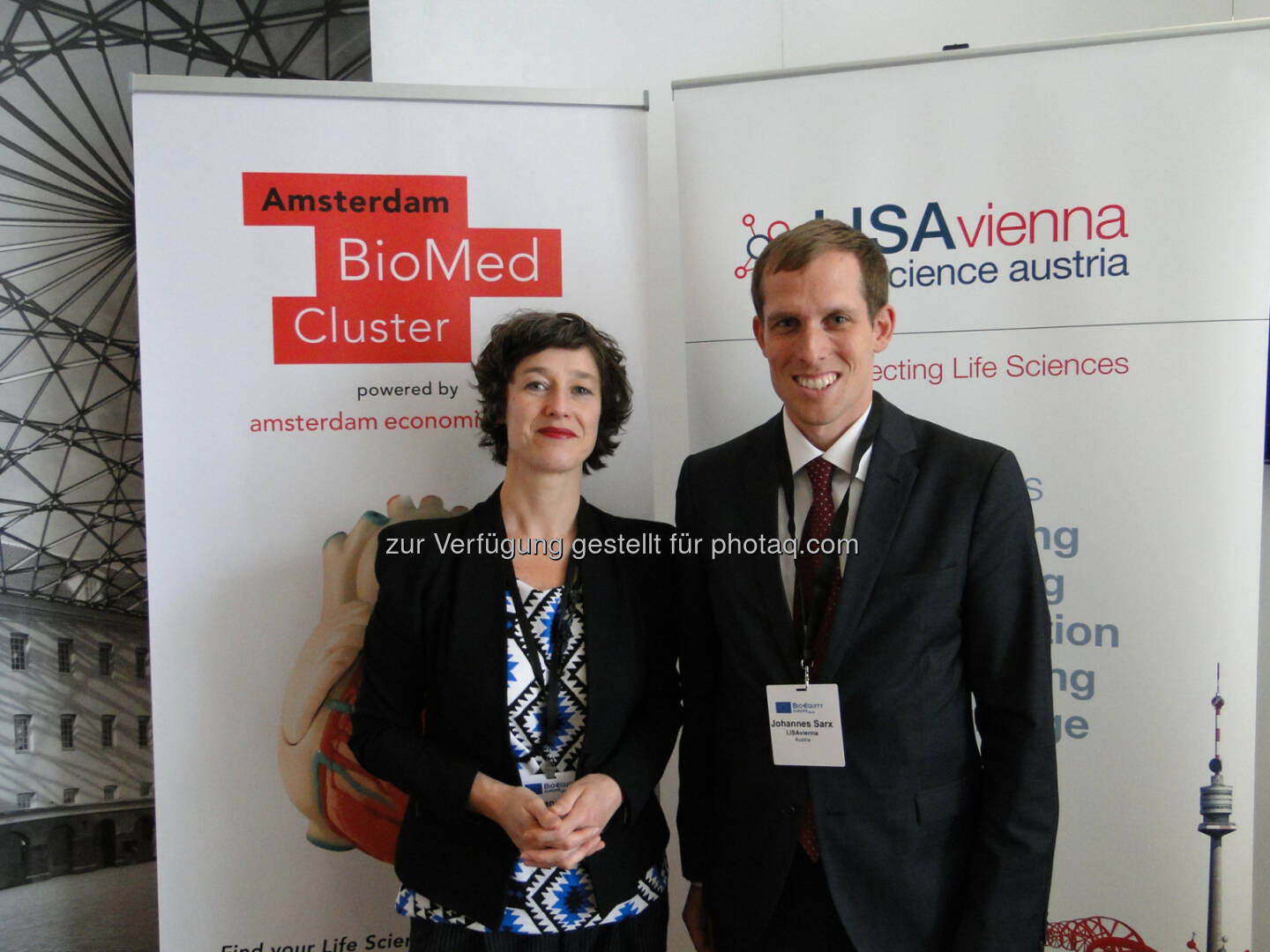 Johannes Sarx (Leiter des Programms Life Science Austria in der aws und Co-Geschäftsführer von LISAvienna) mit Sandra Migchielsen (Cluster Manager Life Sciences & Health beim Amsterdam BioMed Cluster, Amsterdam Economic Board, dem diesjährigen Host der BioEquity) bei der gestrigen Staffelübergabe in Amsterdam (c) OTS