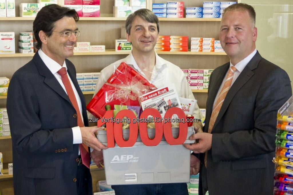 Österreichische Post AG: AEP gewinnt tausendsten Kunden - Apotheker Martin Straulino (Mitte) erhält das Starterpaket von AEP Geschäftsführer Markus Eckermann (links) und Udo Eckstein, AEP Vertrieb (c) OTS (26.05.2014) 