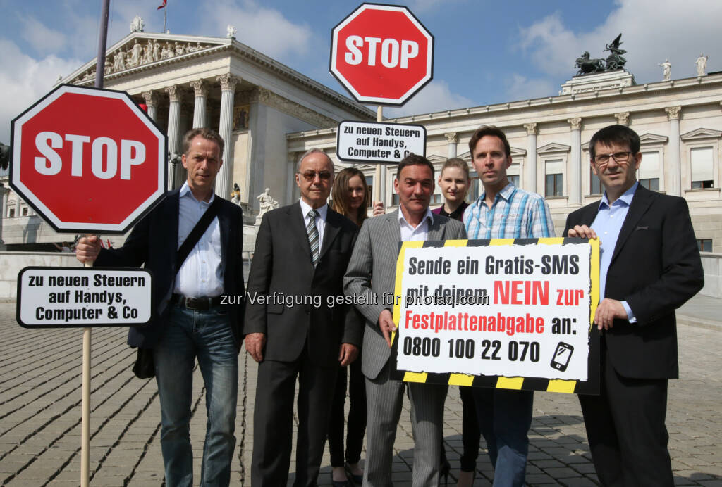 Michael Schneider (Unterstützer), Georg Schennet (WK Wien), Thomas Schöfmann (Sprecher der Plattform für ein modernes Urheberrecht), Joachim Losehand (vibe.at), Peter K. Estfeller (Unterstützer) rufen zum gemeinsamen Protest gegen die Festplattenabgabe auf, Parlament, Stop (Bild: Markus Hechenberger, Plattform für ein modernes Urheberrecht) (27.05.2014) 