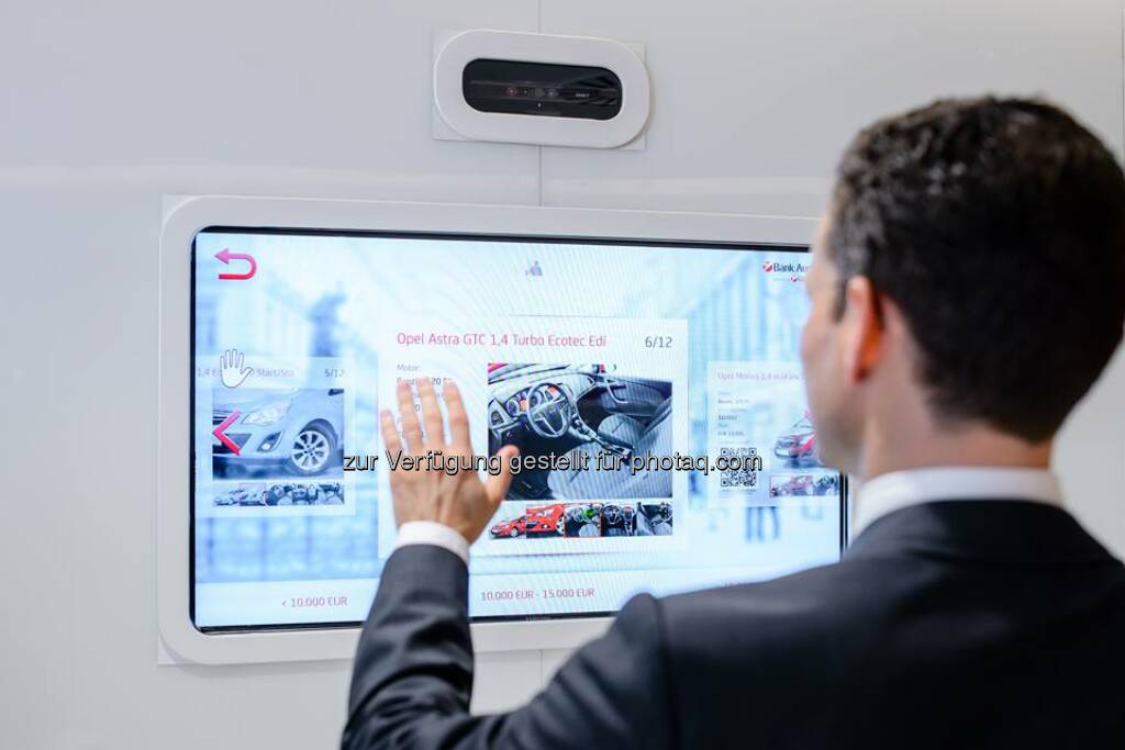 Bank Austria Interactive Screen: Mittels Handbewegungen wird mit dem Screen interagiert, ohne das Gerät tatsächlich zu berühren. Es informiert über Produkte und Services und hilft somit Papier einzusparen. Schon ausprobiert?  Source: http://facebook.com/BankAustria (28.05.2014) 