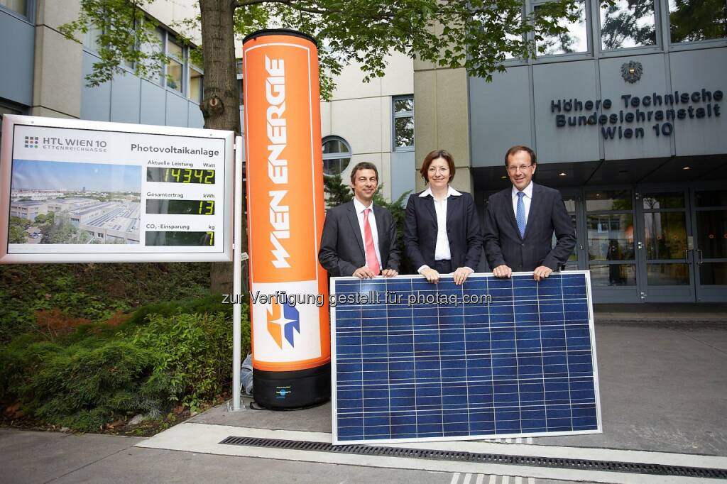 Wien Energie GmbH: BürgerInnen-Solarkraftwerk macht Schule, Stefan Wenka, Direktor HTL Wien 10, Wien Energie-Geschäftsführerin Susanna Zapreva und Geschäftsführer Bundesimmobiliengesellschaft Wolfgang Gleissner (c) Preiss (28.05.2014) 