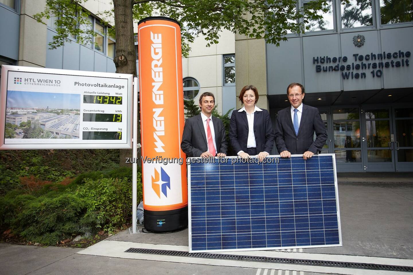 Wien Energie GmbH: BürgerInnen-Solarkraftwerk macht Schule, Stefan Wenka, Direktor HTL Wien 10, Wien Energie-Geschäftsführerin Susanna Zapreva und Geschäftsführer Bundesimmobiliengesellschaft Wolfgang Gleissner (c) Preiss