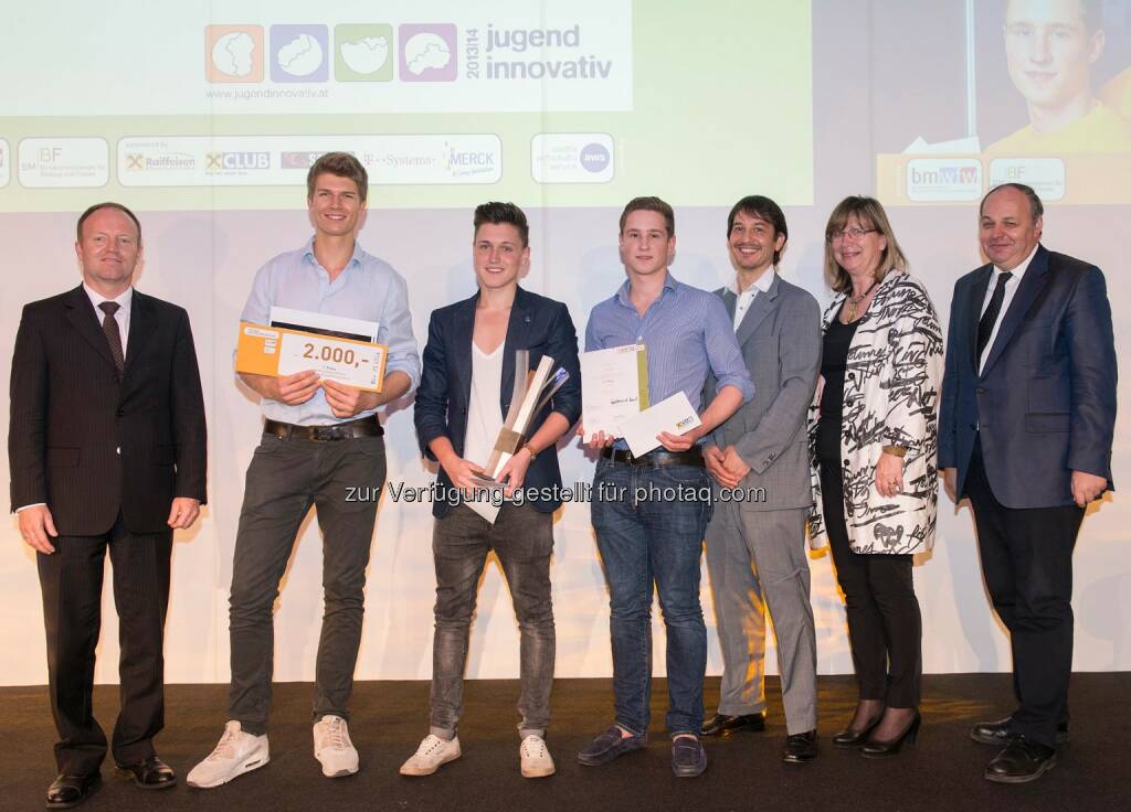 SC Michael Losch/BMWFW, Team „Craft 2.0“/die Graphische, Projektlehrer Bernhard Comploj, Anneliese Ecker/BMBF, SC Christian Dorninger/BMBF. Mit dem Hauptpreis in der Kategorie Young Entrepreneurs wurde das Projekt Craft 2.0 der Graphischen in Wien ausgezeichnet. Die drei Schüler Fabio Eppensteiner, Alexander Hackel und Philipp Weingartner haben es sich im Rahmen ihres Projekts zur Aufgabe gemacht, heimische Handwerks- und Gewerbebetriebe darin zu unterstützen, ein eigenes Erscheinungsbild, also Corporate Design, zu finden und so ihre Kommunikation mit Endkunden zu erleichtern., © aws, Voglhuber (29.05.2014) 