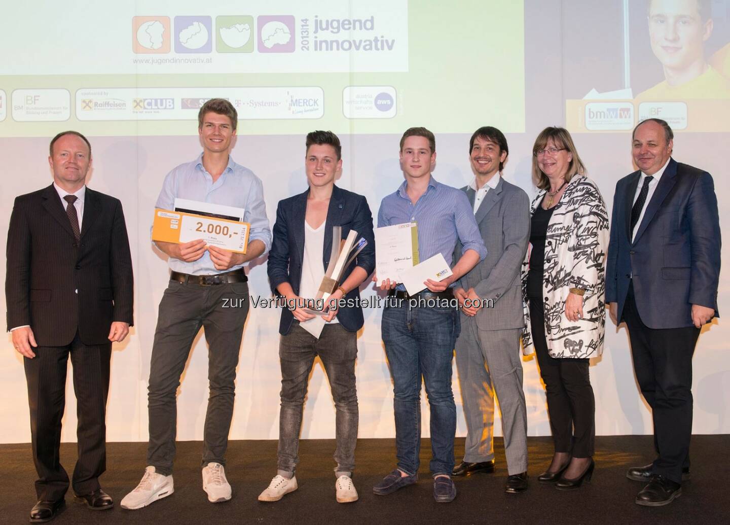 SC Michael Losch/BMWFW, Team „Craft 2.0“/die Graphische, Projektlehrer Bernhard Comploj, Anneliese Ecker/BMBF, SC Christian Dorninger/BMBF. Mit dem Hauptpreis in der Kategorie Young Entrepreneurs wurde das Projekt Craft 2.0 der Graphischen in Wien ausgezeichnet. Die drei Schüler Fabio Eppensteiner, Alexander Hackel und Philipp Weingartner haben es sich im Rahmen ihres Projekts zur Aufgabe gemacht, heimische Handwerks- und Gewerbebetriebe darin zu unterstützen, ein eigenes Erscheinungsbild, also Corporate Design, zu finden und so ihre Kommunikation mit Endkunden zu erleichtern.