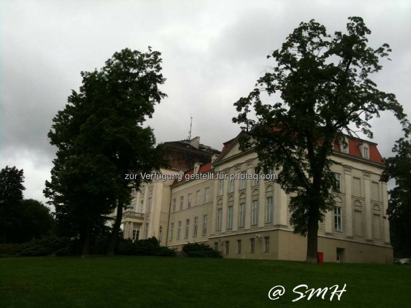 Manner-HV: Schloß Wilhelminenberg. Hinter dem Schloß kann man günstig Appartments mieten. Wirklich günstig. Wer die Natur liebt und nicht mehr als einmal am Tag von den Sehenswürdigkeiten der Stadt zurück aufs Zimmer fahren muss