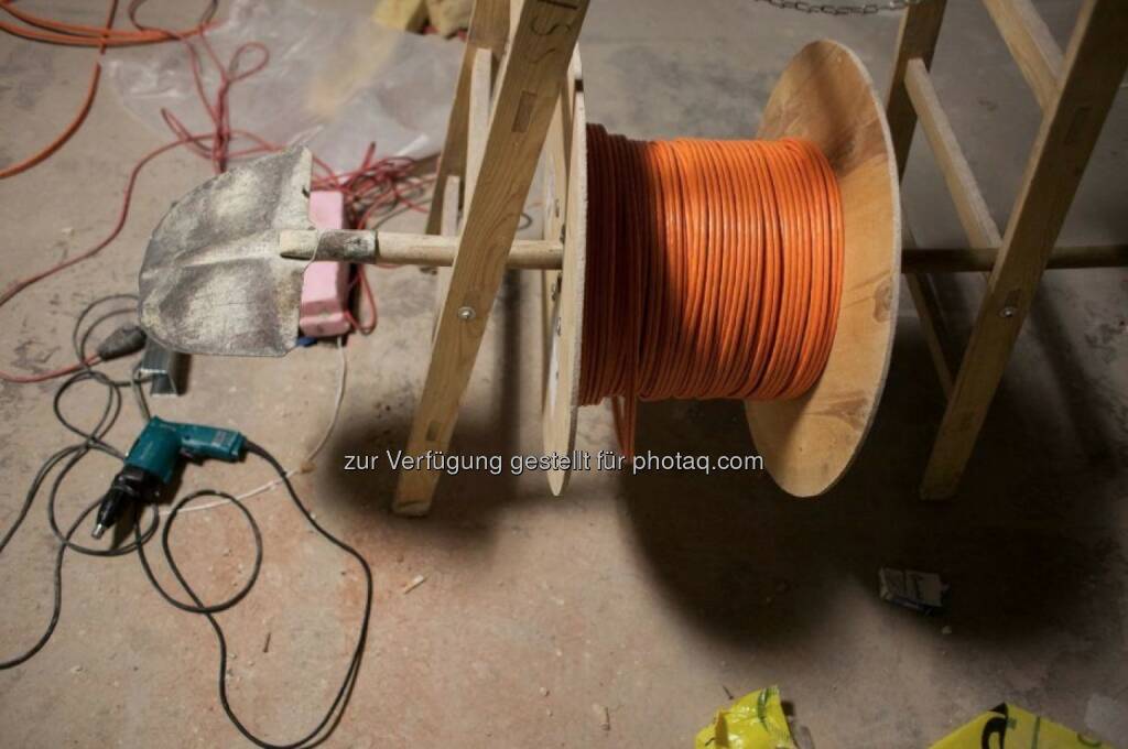 Unsere Bauarbeiter sind erfinderisch, so lässt sich das Kabel viel leichter verlegen, ©  ING-DiBa Direktbank Austria (02.06.2014) 