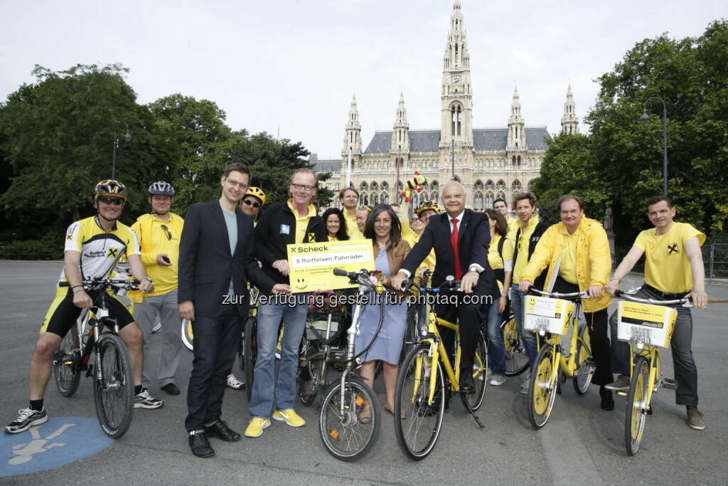 Raiffeisen Yellow Day in Wien - Am Ring-Radweg vor dem Rathaus empfingen heute früh am Europäischen Tag des Fahrrades Vizebürgermeisterin und Verkehrsstadträtin Maria Vassilakou und Landtagspräsident Harry Kopietz, gemeinsam mit dem Fahrradbeauftragten Martin Blum, eine gelbe Raiffeisen Fahrradgruppe mit Georg Kraft-Kinz an der Spitze.  (03.06.2014) 