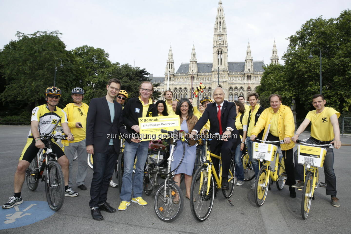 Raiffeisen Yellow Day in Wien - Am Ring-Radweg vor dem Rathaus empfingen heute früh am Europäischen Tag des Fahrrades Vizebürgermeisterin und Verkehrsstadträtin Maria Vassilakou und Landtagspräsident Harry Kopietz, gemeinsam mit dem Fahrradbeauftragten Martin Blum, eine gelbe Raiffeisen Fahrradgruppe mit Georg Kraft-Kinz an der Spitze. 