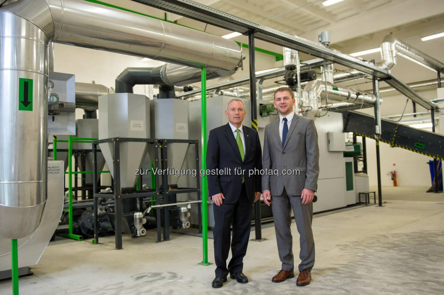 Energie Steiermark AG: Vorstandssprecher Christian Purrer mit Slowakei-Chef  Josef Landschützer bei der feierlichen Eröffnung der Biomasse-Anlage in Roznava. Energie Steiermark eröffnet neues Biomasse-Kraftwerk in der Slowakei.
