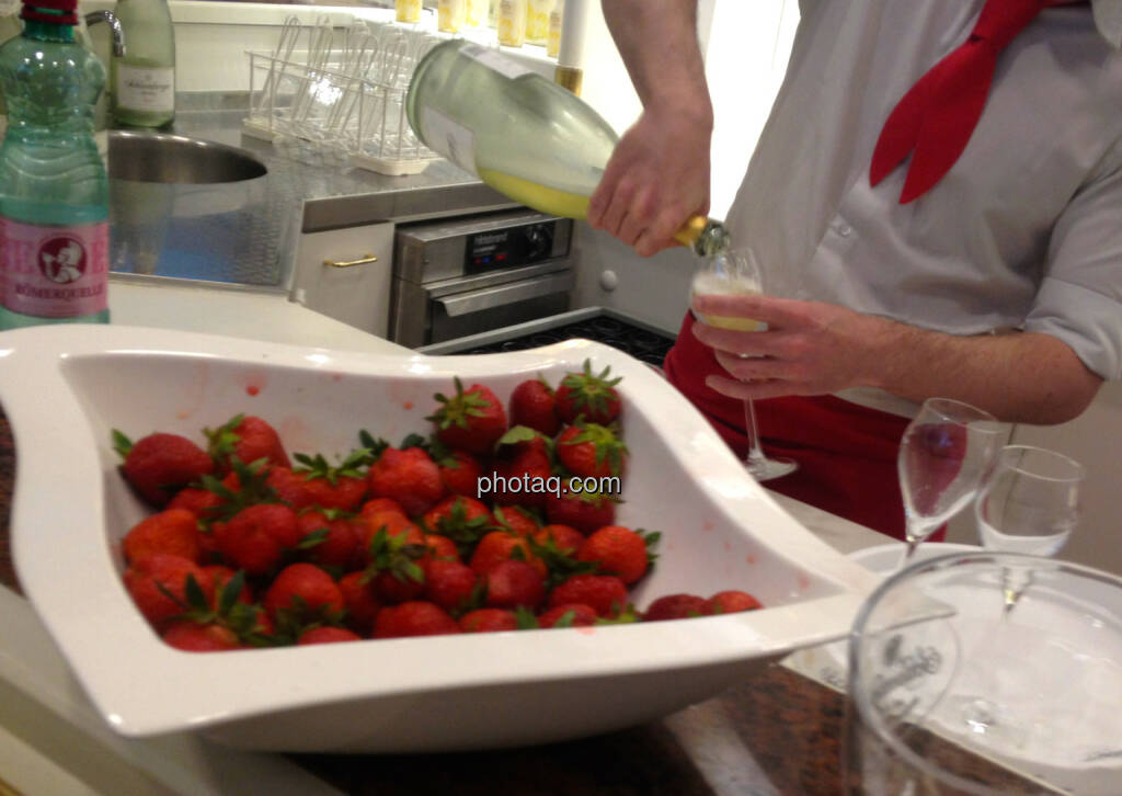 Erdbeeren und Schlumberger-Sekt, Wimbledon-Feeling, © Handypics für einen christian-drastil.com/blog (03.06.2014) 