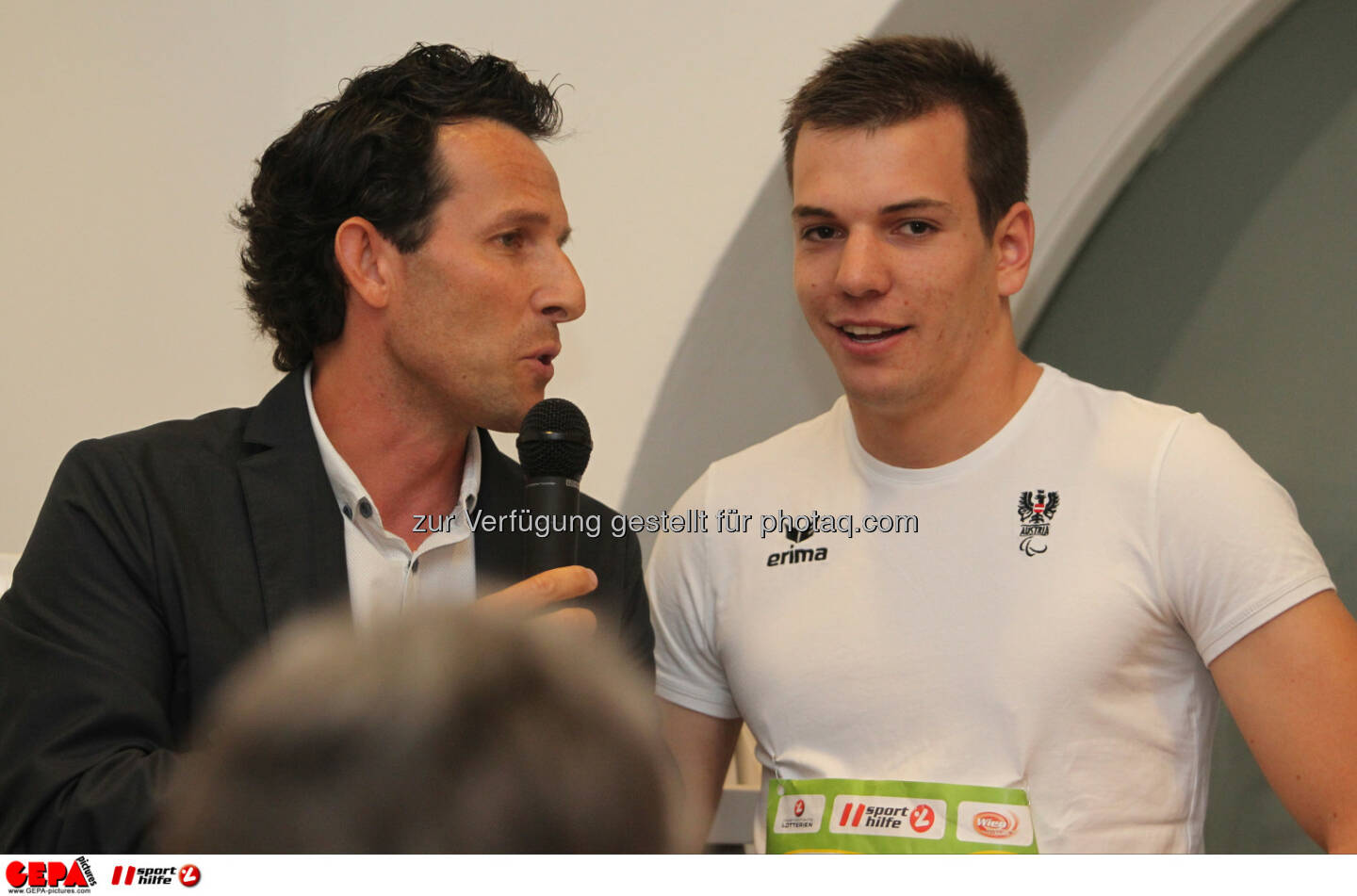 Moderator Tom Walek und Markus Salcher (AUT). Foto: GEPA pictures/ Philipp Brem