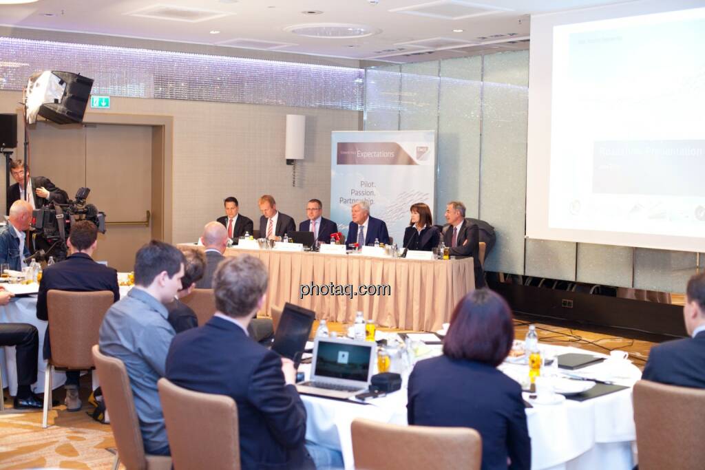 Stefan Weiner (JP Morgan), Andreas Schoberleitner (COO FACC), Robert Machtlinger (COO FACC),  Walter A. Stephan (CEO FACC), Birgit Kuras (Börse Wien), Friedrich Mostböck (Erste Group) , © photaq/Michi Mejta (04.06.2014) 