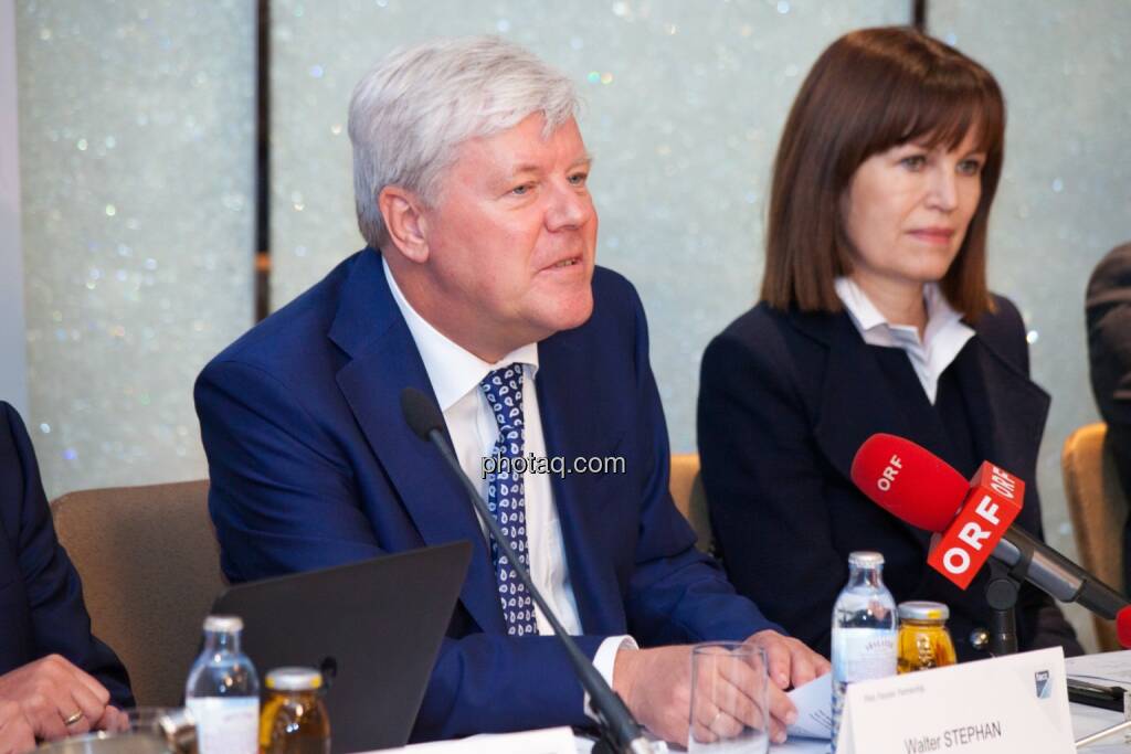 Walter A. Stephan (CEO FACC), Birgit Kuras (Börse Wien), © photaq/Michi Mejta (04.06.2014) 