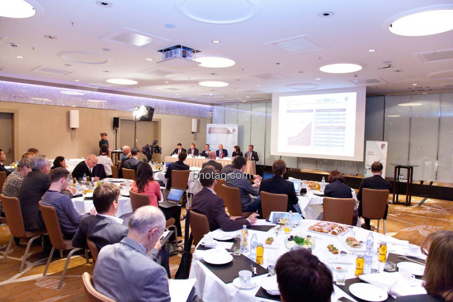 Stefan Weiner (JP Morgan), Andreas Schoberleitner (COO FACC), Robert Machtlinger (COO FACC), Walter A. Stephan (CEO FACC), Birgit Kuras (Börse Wien), Friedrich Mostböck (Erste Group)