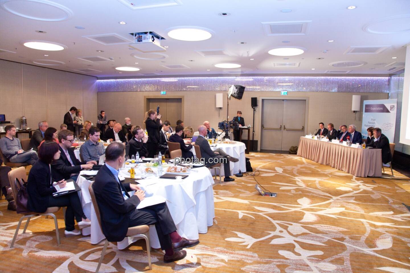Stefan Weiner (JP Morgan), Andreas Schoberleitner (COO FACC), Robert Machtlinger (COO FACC), Walter A. Stephan (CEO FACC), Birgit Kuras (Börse Wien), Friedrich Mostböck (Erste Group)