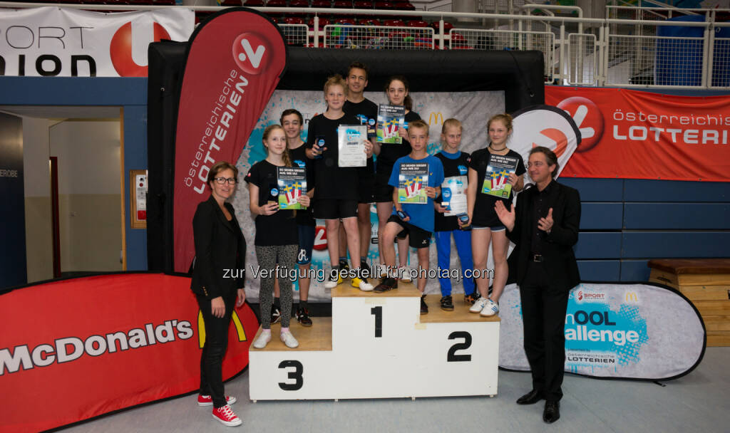 Ursula Riegler / McDonald´s Österreich, die 4 Siegerteams des School Challenge Finales), Leo Schitter / Präsident der Sportunion Salzburg, © Christoph Oberschneider (05.06.2014) 