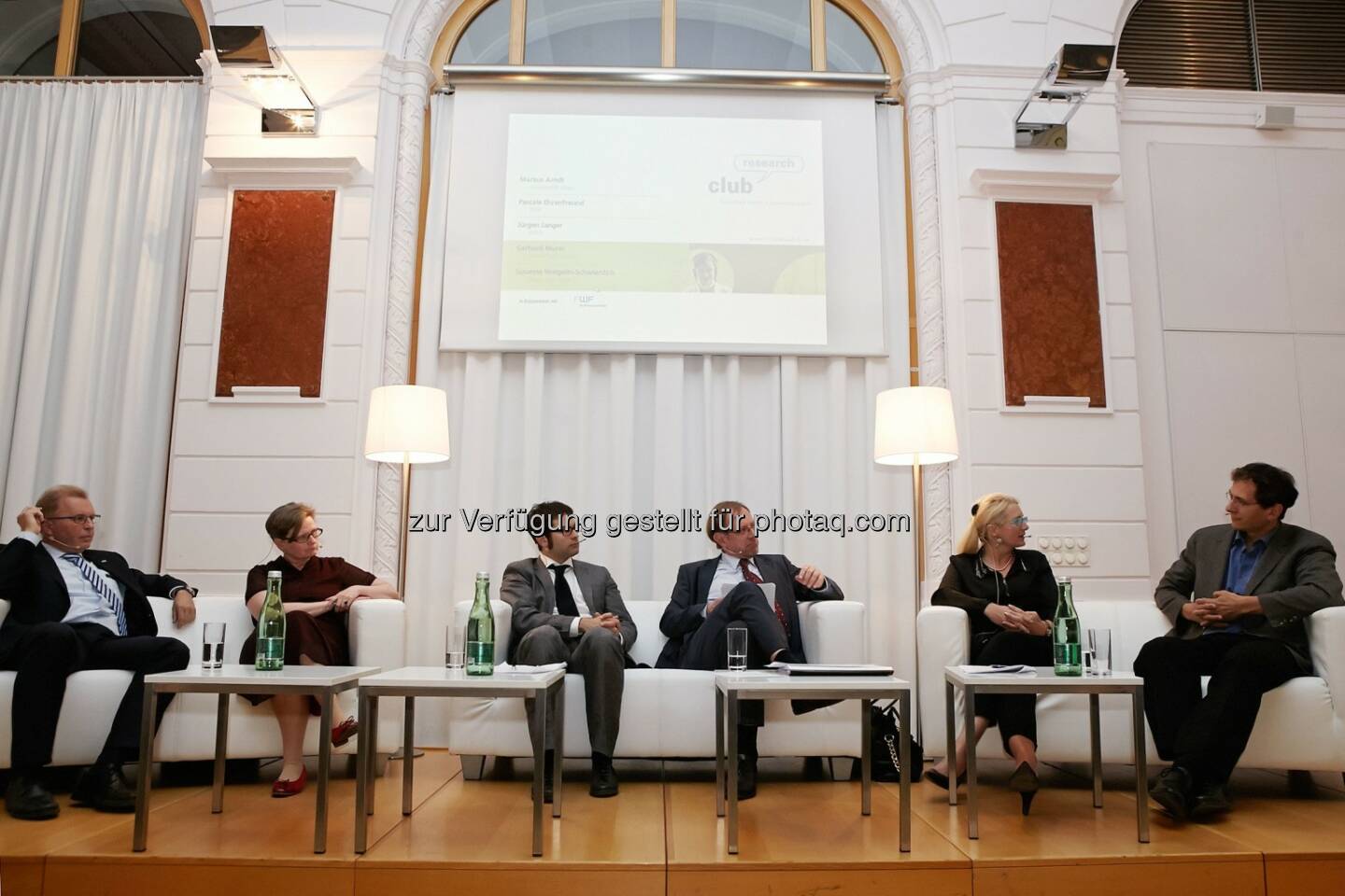 jost.con.sult - Im club research diskutierten am Mittwoch unter Leitung von Johannes Steiner (4. von links): Gerhard Murer (Anton Paar GmbH), Susanne Weigelin-Schwierdzik (Vizerektorin Uni Wien), Jürgen Janger (WIFO), Pascale Ehrenfreund (Präsidentin des FWF) und Markus Arndt (ERC-Grantee, Dekan, Uni Wien)