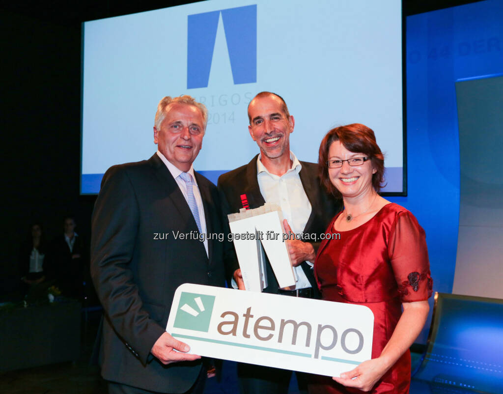 atempo GmbH: atempo gewinnt Preis für Social Entrepreneurship: Sozialminister Rudolf Hundstorfer gratuliert den atempo-Geschäftsführern Klaus Candussi und Walburga Fröhlich zum Trigos Award 2014 für Social Entrepreneurship. , © Aussendung (05.06.2014) 