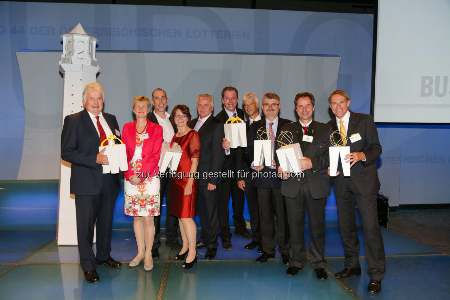 Trigos Gewinner 2014: Gerhard Prinz (Croma-Pharma), Gabriela Sonnleitner (Licht für die Welt), Klaus Candussi & Walburga Fröhlich (atempo), BM Rudolf Hundstorfer, Stephan Kropf (Fundraising Verband Austria), Robert Kögl (Microsoft Österreich), Hermann Lindner (Traktorenwerk Lindner), Gerald Dunst (Sonnenerde), Walter Wiedenbauer (Sto)