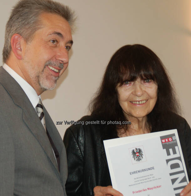 Der 6. Buchpreis der Wiener Wirtschaft geht an Friederike Mayröcker, im Bild mit Georg Glöckler, Obmann Fachgruppe Buch- und Medienwirtschaft Wien , © Flughafen Wien (05.06.2014) 