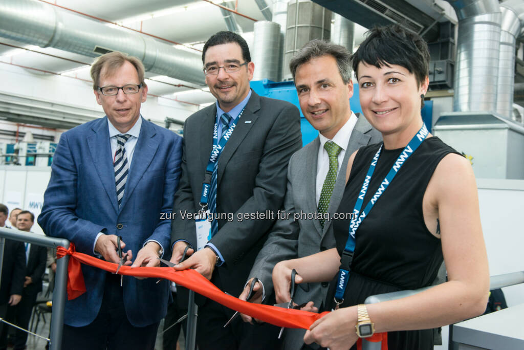 LR Christian Buchmann, GF Peter Szabó, BM Siegfried Nagl, BM-Stellv. Martina Schröck - MeadWestvaco Corporation Graz nimmt neue Heidelberg XL-Druckmaschine in Betrieb (Bild: MWV) (11.06.2014) 