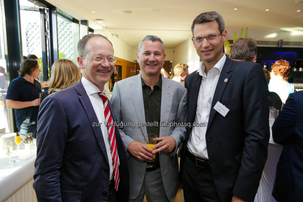 Hermann Fried, Landesdirektor Wiener Städtische Versicherung, Georg Niedermühlbichler, Präsident der Mietervereinigung und Oliver Löhlein, Geschäftsführer Arbeiter-Samariter-Bund beim Kick-Off der Social City Wien am 10.Juni.  (11.06.2014) 