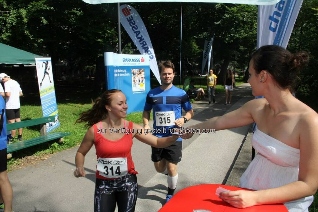 JKU Pond-Race am 11. Juni 2014: Über 300 Studierende liefen für einen guten Zweck rund um den Uni-Teich – und das 6.017 Mal! Für jede Runde, die gelaufen, geskatet, oder in lustigen Kostümen spaziert wurde, spendete die Sparkasse OÖ 1 Euro an das Kinderhilfswerk. (12.06.2014) 