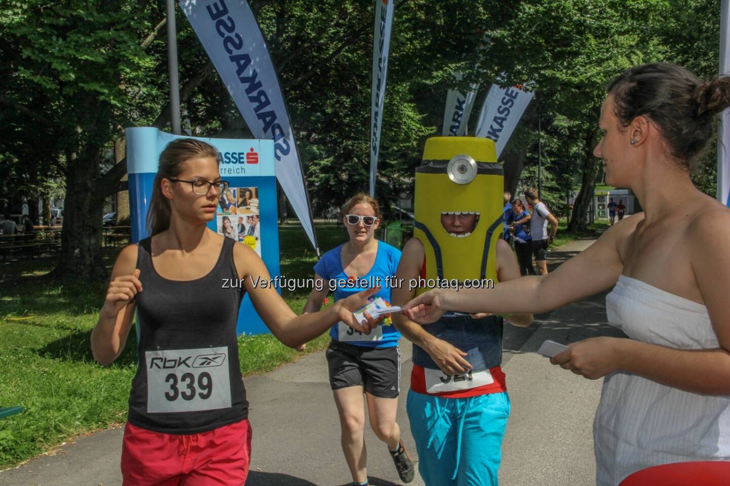 JKU Pond-Race am 11. Juni 2014: Über 300 Studierende liefen für einen guten Zweck rund um den Uni-Teich – und das 6.017 Mal! Für jede Runde, die gelaufen, geskatet, oder in lustigen Kostümen spaziert wurde, spendete die Sparkasse OÖ 1 Euro an das Kinderhilfswerk.