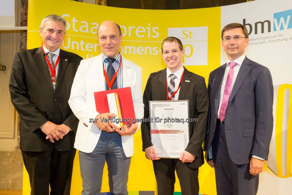 Konrad Scheiber, CEO Quality Austria; Gerd Hartinger, GF GGZ; Martin Orehovec, Qualitäts- und Projektmanagement GGZ; Martin Janda, Wirtschaftsministerium. Staatspreis Unternehmensqualität geht an die Geriatrischen Gesundheitszentren der Stadt Graz, © Aussendung (12.06.2014) 