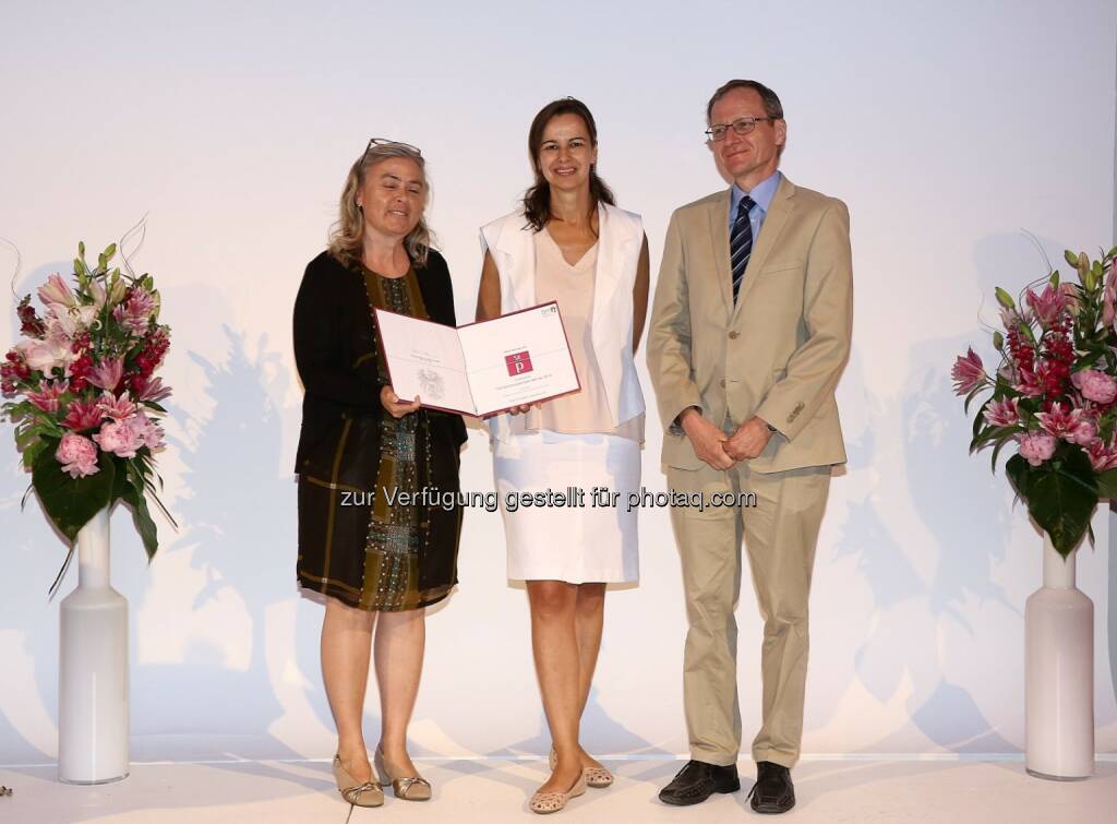 Margit Waid (Abteilung Gleichstellungspolitik der JKU), Ministerin Sophie Karmasin, Dekan Prof. Johann Bacher (Sozial- und Wirtschaftswissenschaftliche Fakultät der JKU) bei der Verleihung des Staatspreises für die familienfreundlichsten Unternehmen. (Bild: Harald Schlossko), © Aussendung (12.06.2014) 