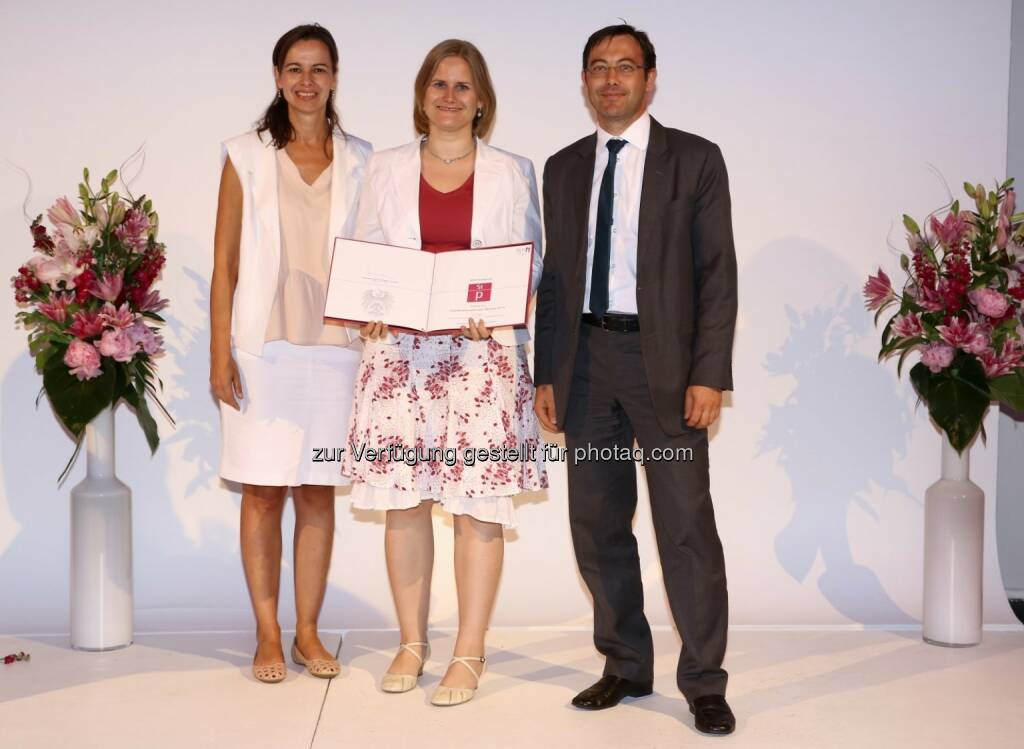 Staatspreis Familienfreundlichster Betrieb: LeitnerLeitner unter den besten drei: Bundesministerin Sophie Karmasin, Julia Waldhauser (LeitnerLeitner),  Lothar Egger (LeitnerLeitner) , © Aussendung (13.06.2014) 