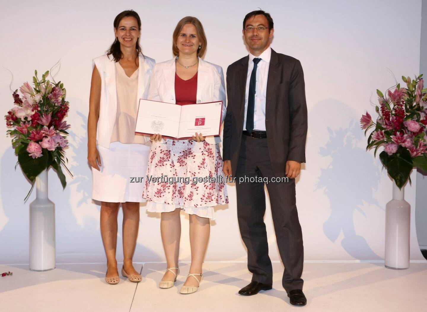 Staatspreis Familienfreundlichster Betrieb: LeitnerLeitner unter den besten drei: Bundesministerin Sophie Karmasin, Julia Waldhauser (LeitnerLeitner),  Lothar Egger (LeitnerLeitner) 