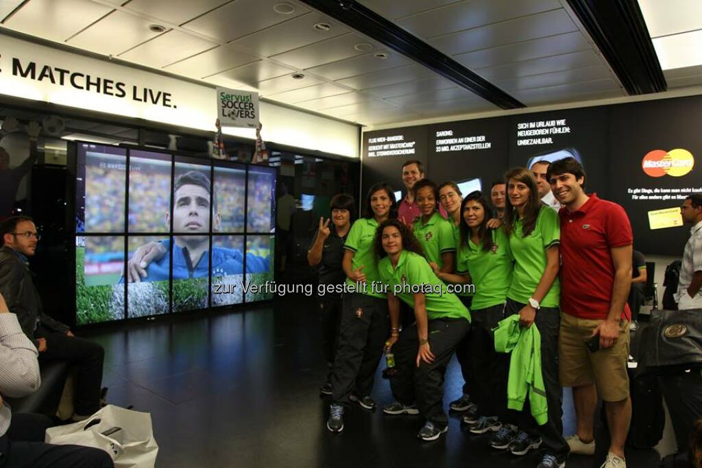 Public Viewing am Flughafen Wien: Public Viewing Areas sind bei den Gates F01, G04 und G21 sowie in der Gepäckausgabehalle bei Band 10 zu finden. Ebenso sind die Spiele auf großen TV-Bildschirmen in den Restaurants Take Off (Check-in 1), The Dubliner und Zugvogel (Check-in 2), dailyroast (Check-in 2 B-Gates), Rustichelli Mangione (Check-in 2 D-Gates), Air Café und Wiener Gold (Check-in 3 Abflugebene), Meinl Foodcourt (Check-in 3 F-Gates), Demel, Kulinariat und Sky Wine Lounge (Check-in 3 G-Gates) sowie in Johann‘s Biereck, Café Admiral und auf großer Leinwand im Caffè Ritazza (alle Ankunftshalle) erlebbar.
 Source: http://facebook.com/flughafenwien (13.06.2014) 