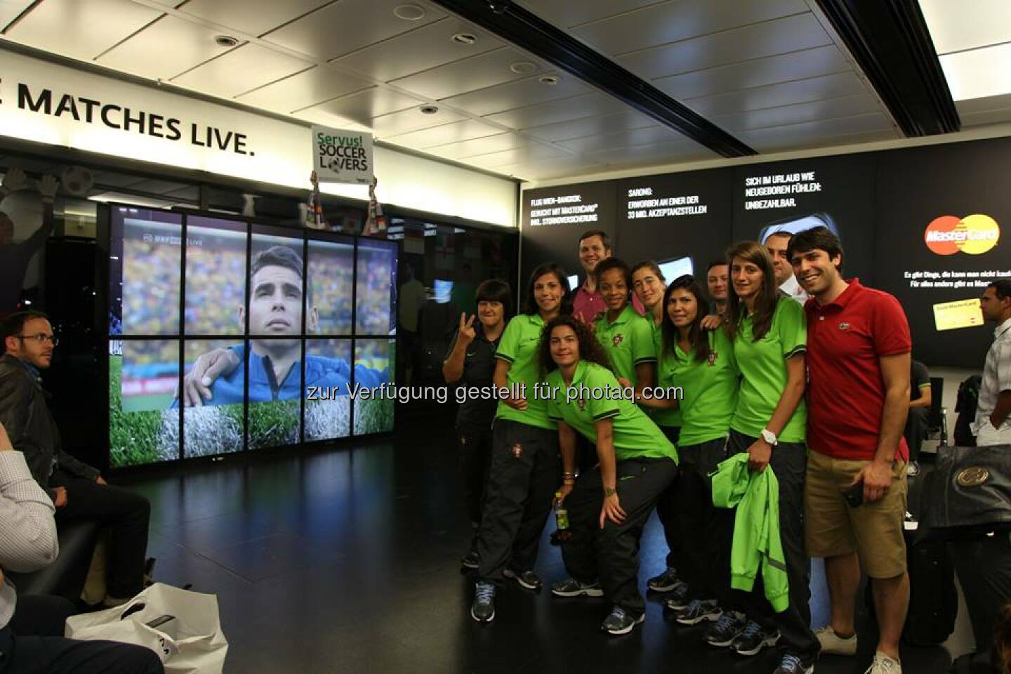 Public Viewing am Flughafen Wien: Public Viewing Areas sind bei den Gates F01, G04 und G21 sowie in der Gepäckausgabehalle bei Band 10 zu finden. Ebenso sind die Spiele auf großen TV-Bildschirmen in den Restaurants Take Off (Check-in 1), The Dubliner und Zugvogel (Check-in 2), dailyroast (Check-in 2 B-Gates), Rustichelli Mangione (Check-in 2 D-Gates), Air Café und Wiener Gold (Check-in 3 Abflugebene), Meinl Foodcourt (Check-in 3 F-Gates), Demel, Kulinariat und Sky Wine Lounge (Check-in 3 G-Gates) sowie in Johann‘s Biereck, Café Admiral und auf großer Leinwand im Caffè Ritazza (alle Ankunftshalle) erlebbar.
 Source: http://facebook.com/flughafenwien