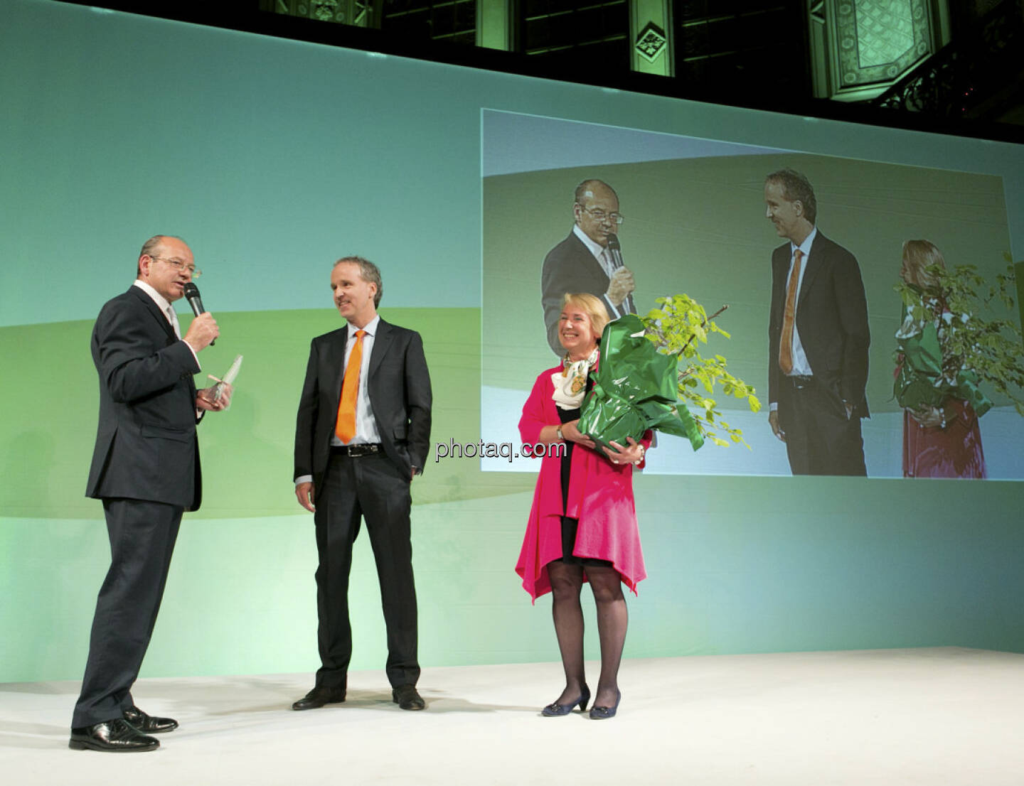 Mai: Habe beim Zertifikate Award Austria 2012 einen Preis für mein Lebenswerk gewonnen, übergeben von Michael Spiss und Heike Arbter