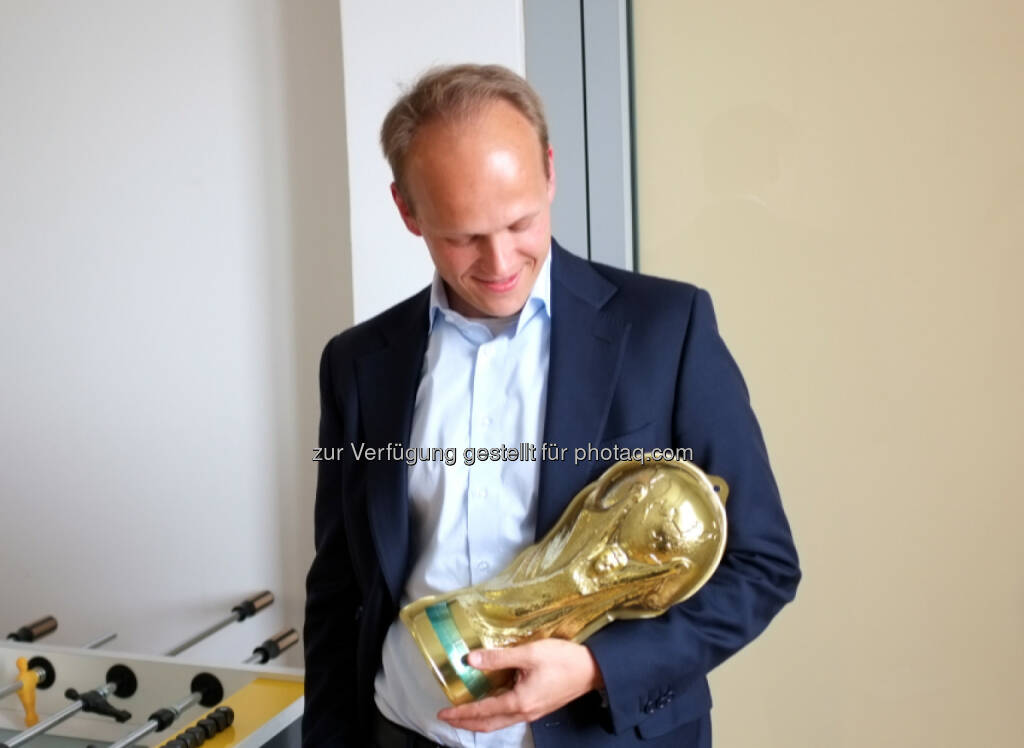 Go for Gold: Goldexperte und Buchautor Ronald Stöferle mit dem WM-Pokal anlässlich einer Aktion für http://www.runplugged.com - sein WM-Tipp: Die Niederlande, © mit freundlicher Genehmigung der jeweils Abgebildeten (16.06.2014) 